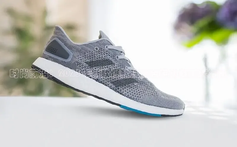 乐玩lehu唯一官网百度营销中心时尚前沿：2025年新款爆款浅蓝色运动鞋潮流指南